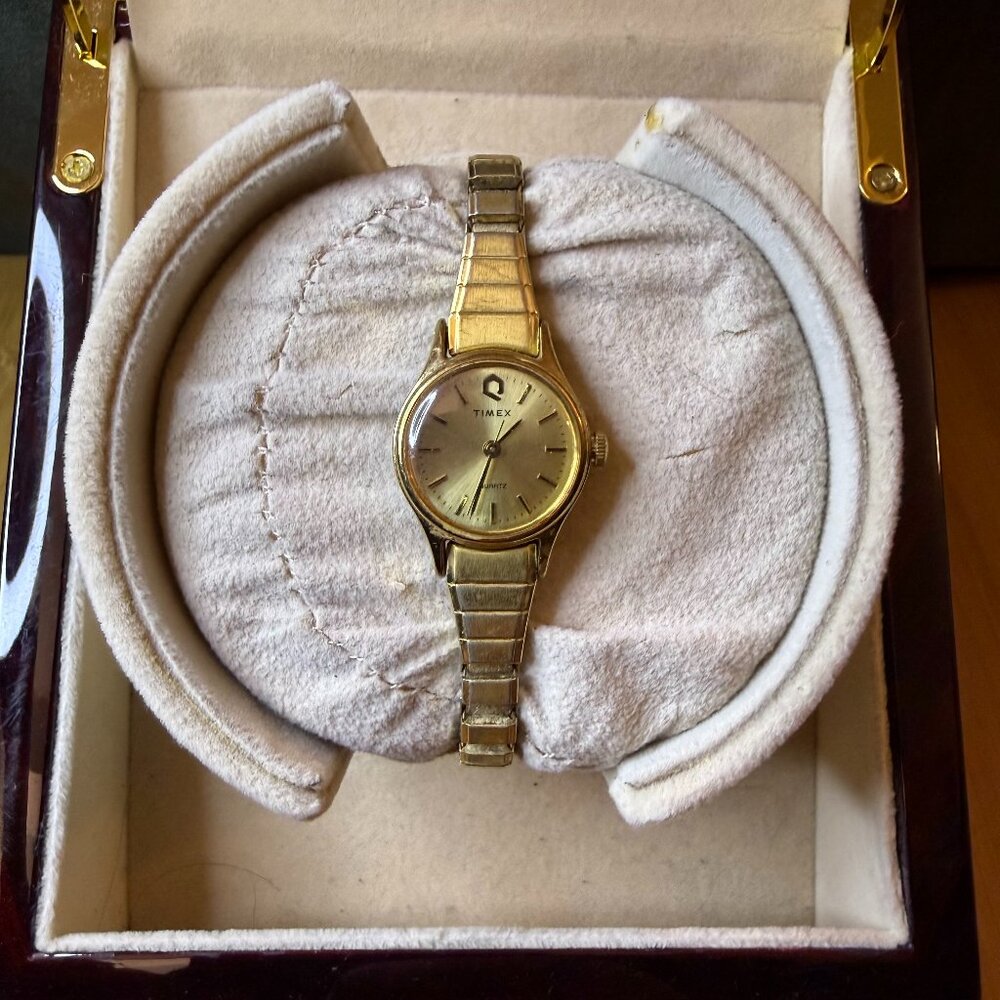 Vintage Timex Q Stretch Gold Tone Quartz Petite Watch, 21mm